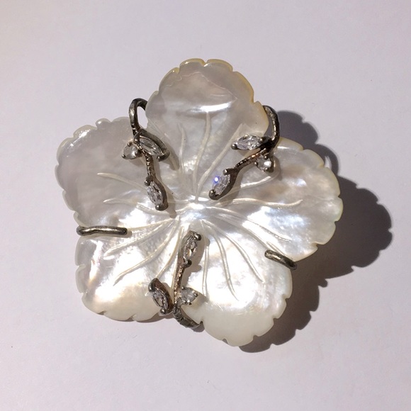 Mother of Pearl Flower Pin Brooch VINTAGE EUC - Picture 2 of 4